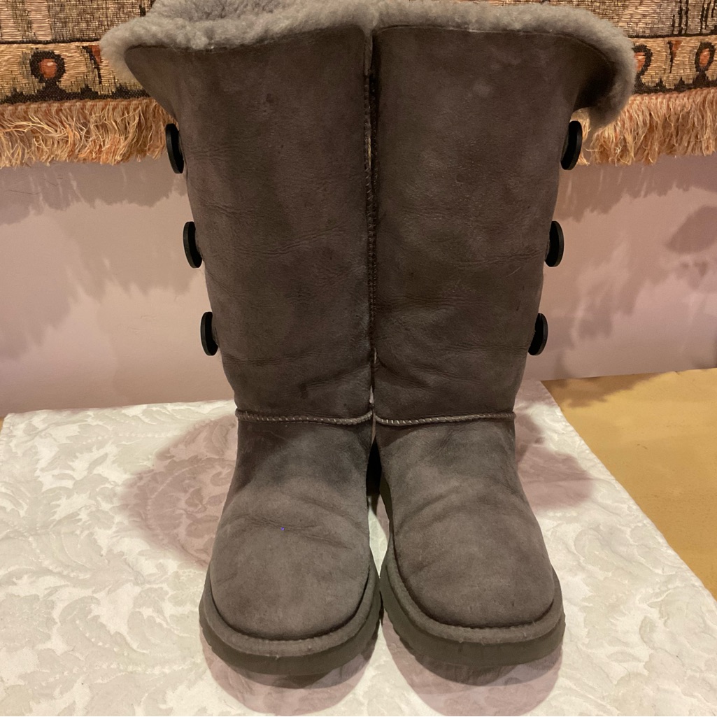 Ugg Bailey Button Size 7